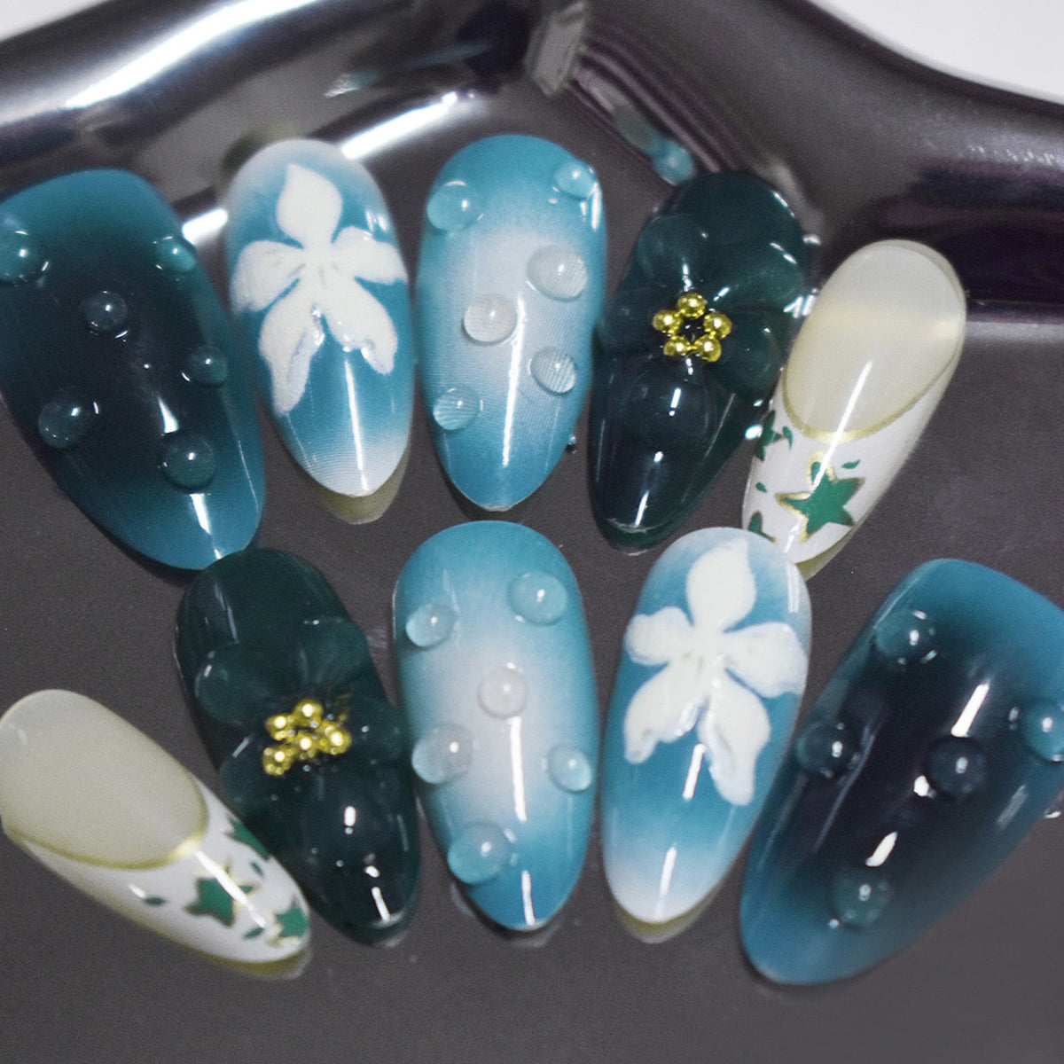 Dekorative Press-On Nagelkunst mit Blümchen-Elementen Brehn