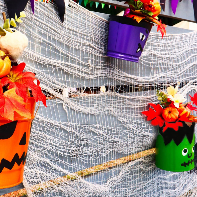 Gruselige Halloween Dekokopf mit buntem Tuch
