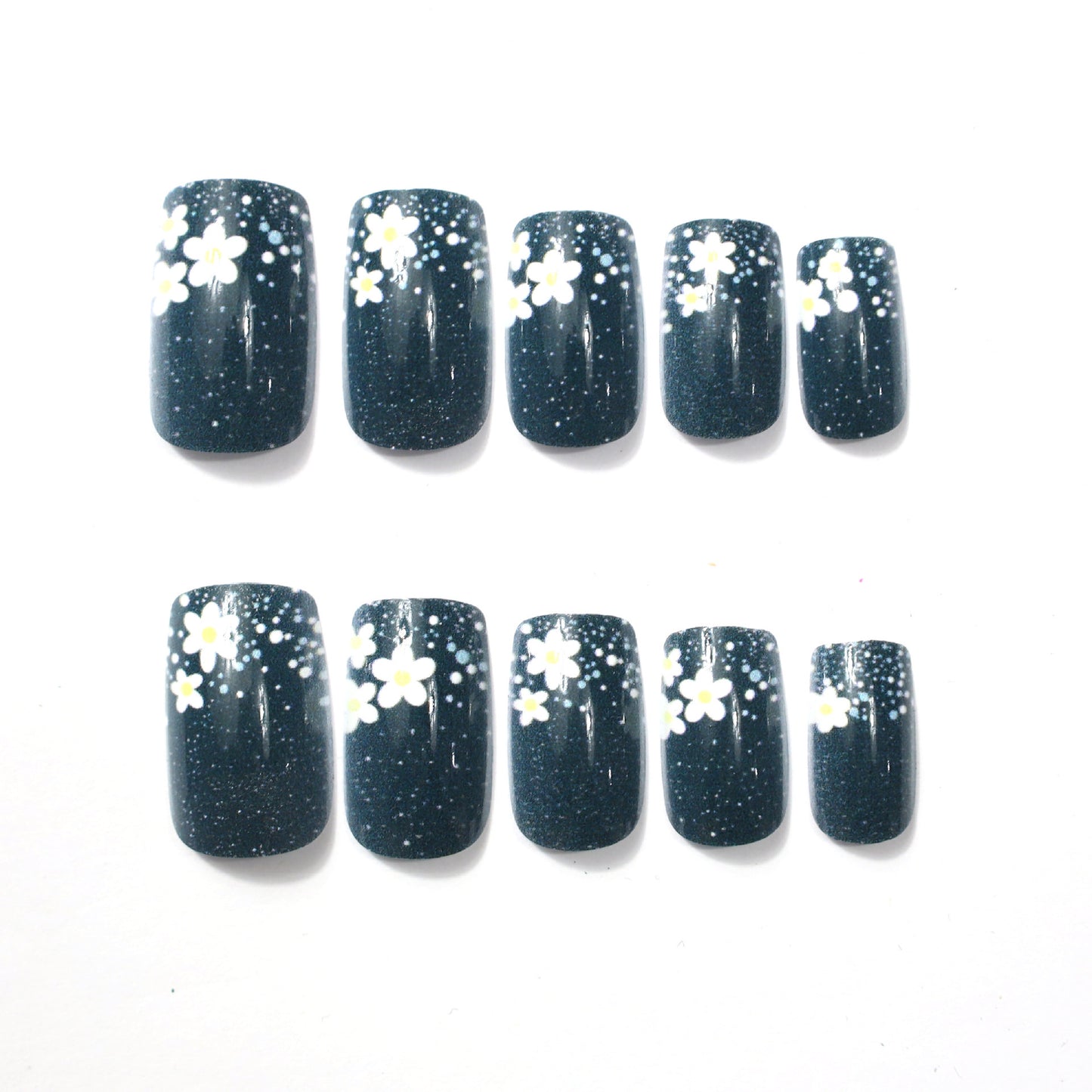Kunstvolle Nagelspitzen mit Blütenmotiven Brehn