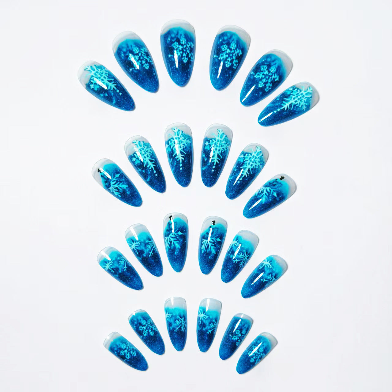 Klares Nageldesign mit Glitzer und Schneeflocken-Motiv Brehn