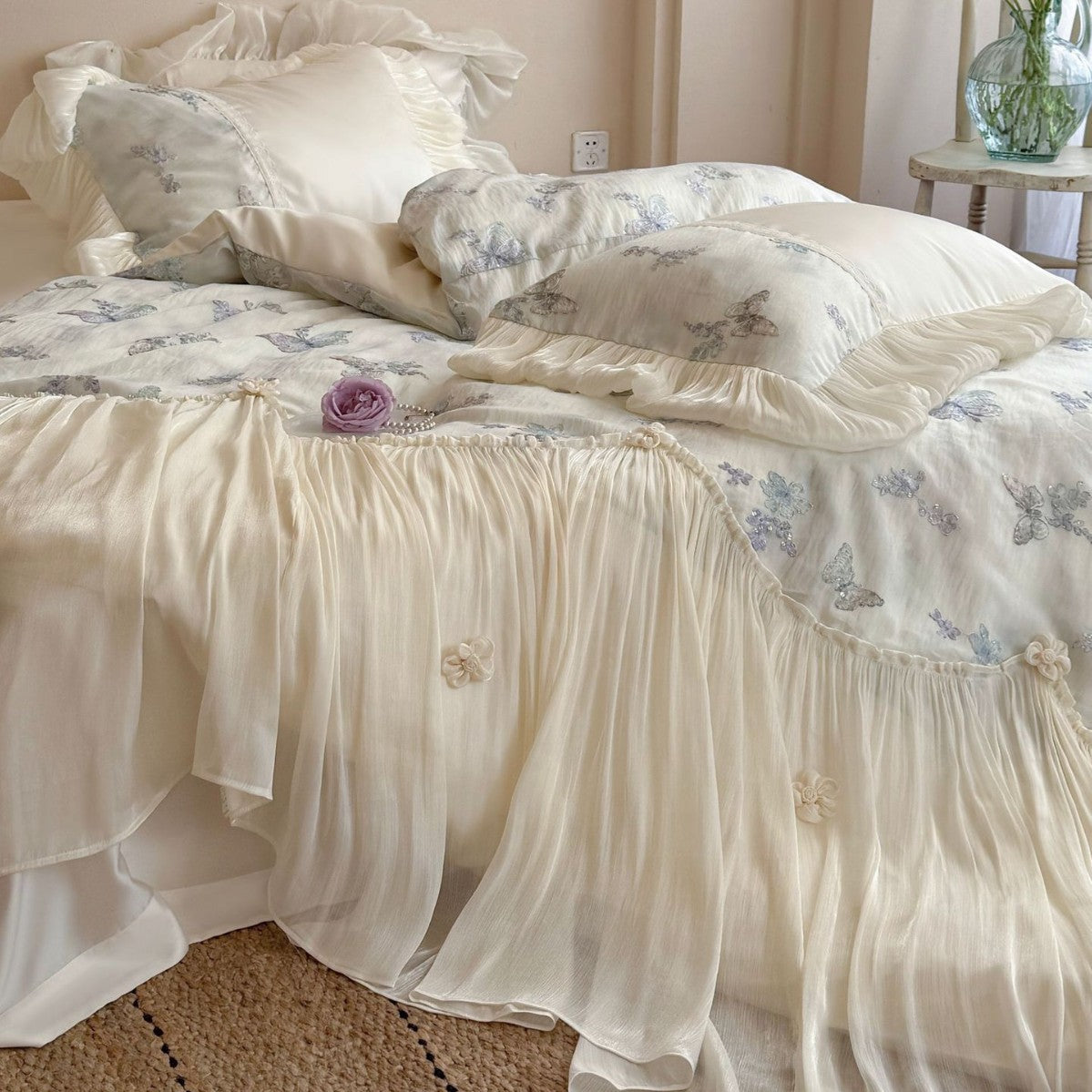 Romantisches Baumwoll-Bettwäscheset mit Chiffon-Volant, bestickten Schmetterlingen und Bettschürze Brehn