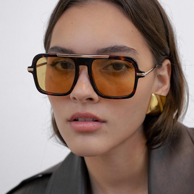 Damen quadratische Designer-Sonnenbrille mit goldenen Akzenten und schützendem UV-Filter Brehn