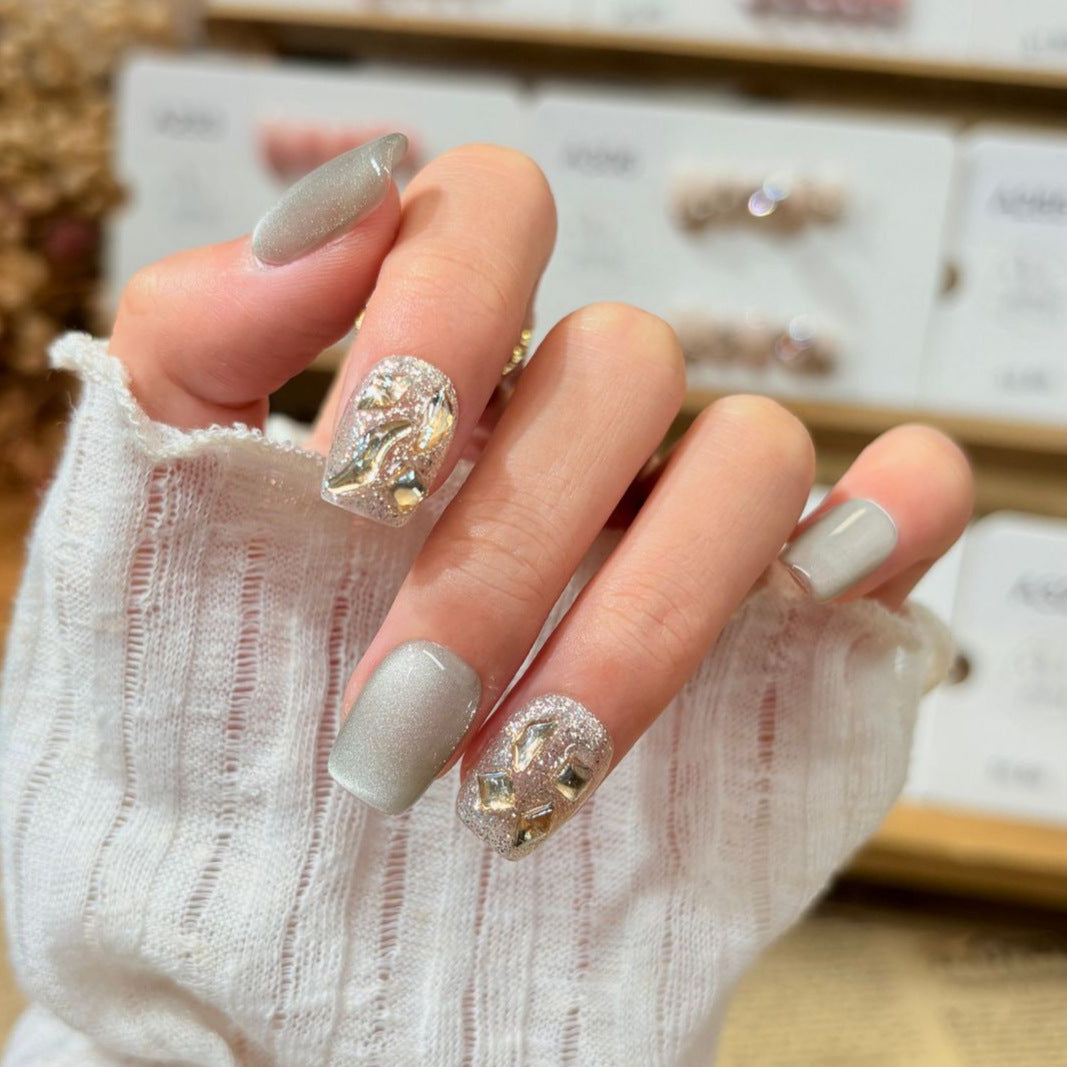 Dekorativer Press-On-Nagelkunst-Set mit funkelnden Strass-Akzenten Brehn