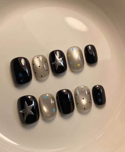 Künstlerisches Press-On Nagelset mit himmlischen Designs
