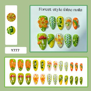 Kunstnägel im Wald-Stil mit floralen und pilzförmigen Designs Brehn