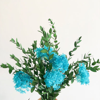 Lebensechter Blumenstrauß mit grünen Blättern