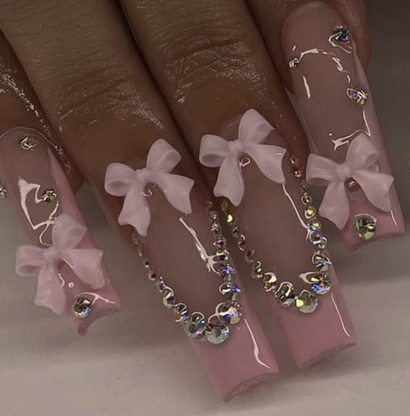 Kunstnagelset mit filigranen Bogenverzierungen und Strassdetails Brehn