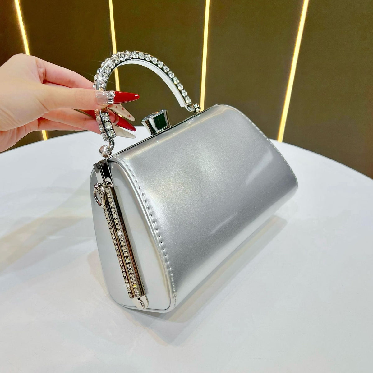Elegante Handtasche aus patentiertem Leder für den Abend