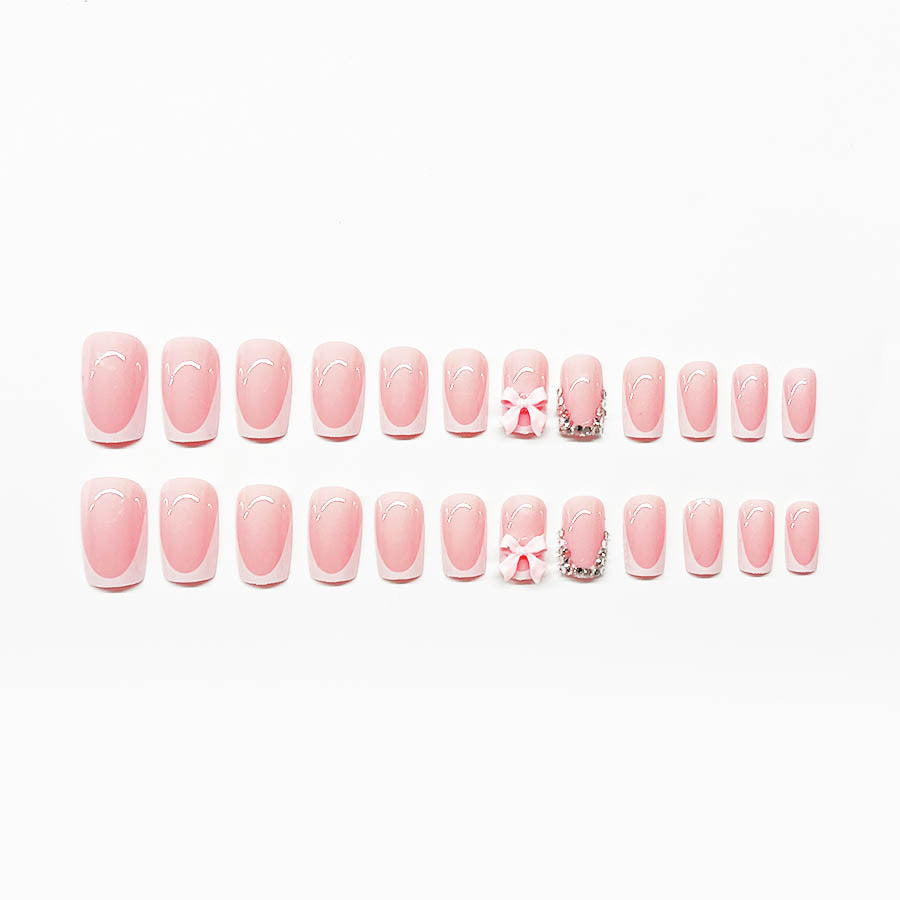 Kunstnagelset mit eleganten Details und 3D-Verzierungen Brehn