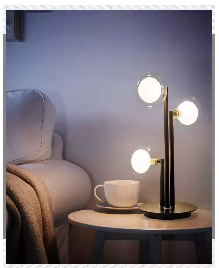 Moderne Künstlerische Tischlampe mit geometrischem Design