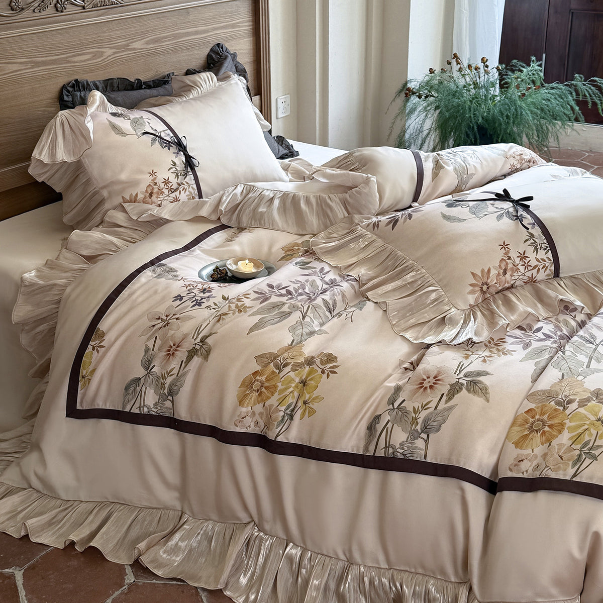 Satin Floral Rüschende Bettbezugset mit Plissiertem Rand und Dekorativen Kissenbezügen