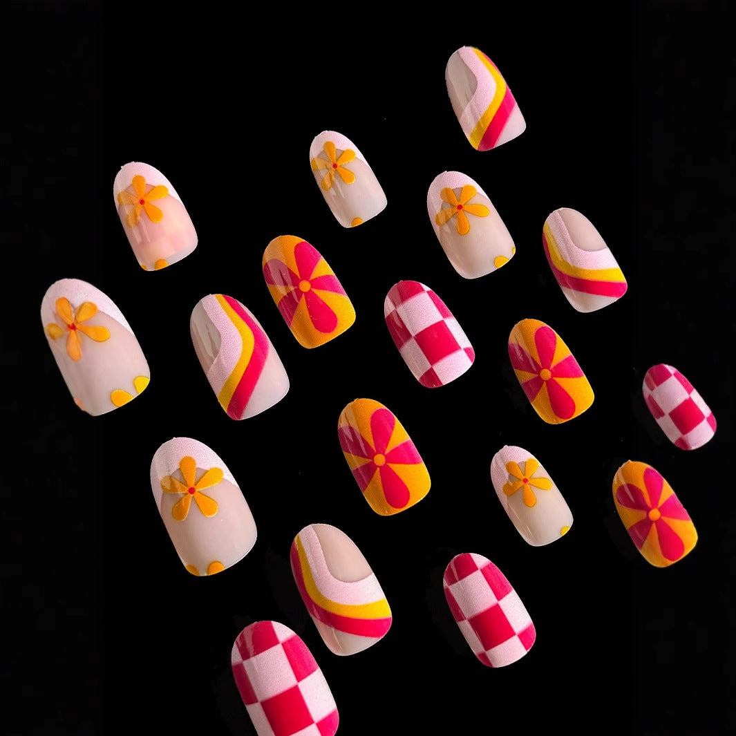 Kreatives Kunstnagelset mit lebendigen Mustern Brehn
