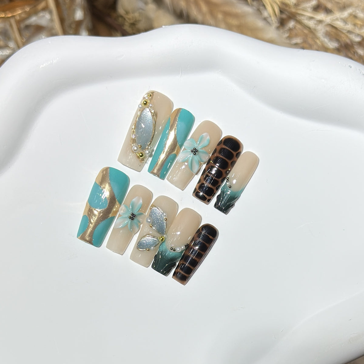 Künstlerisches Press-On Nagelkunstset mit floralen und geometrischen Designs Brehn