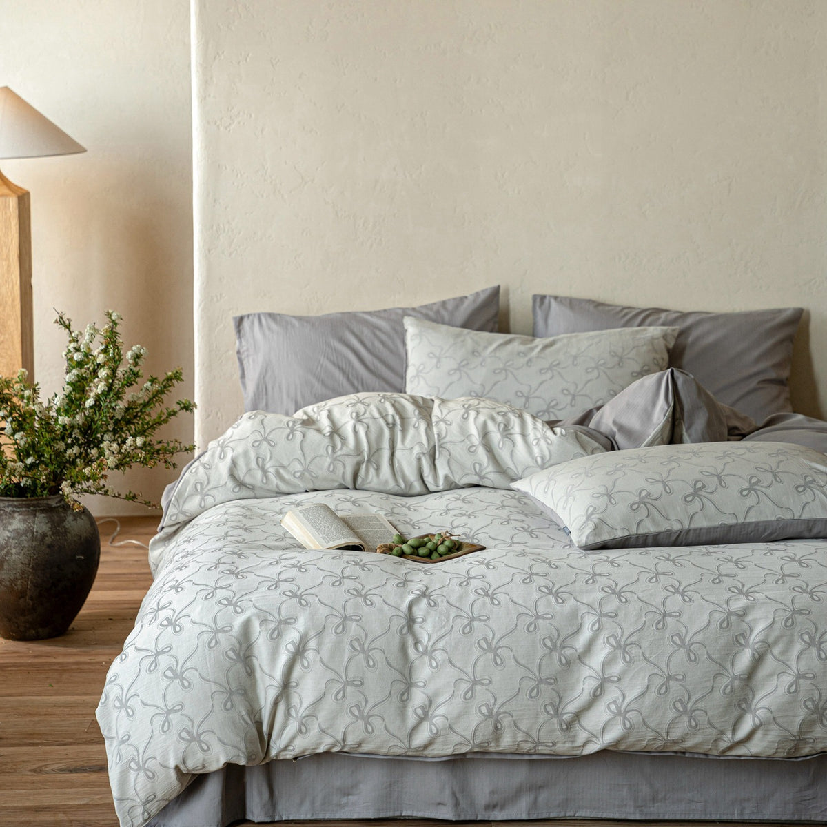 Duvetbezug-Garnitur aus Baumwoll‑Renforcé mit feinem Toile‑Blumenmuster und extraweichem Jersey‑Spannbettlaken