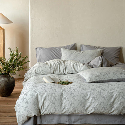 Duvetbezug-Garnitur aus Baumwoll‑Renforcé mit feinem Toile‑Blumenmuster und extraweichem Jersey‑Spannbettlaken