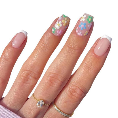 Blumige Französische Tip Press-On Nagelkunst