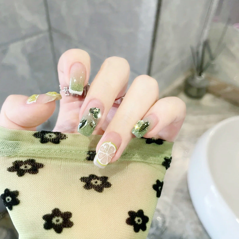 Kunstnagelset mit funkelnden Glitzer- und holografischen Akzenten Brehn