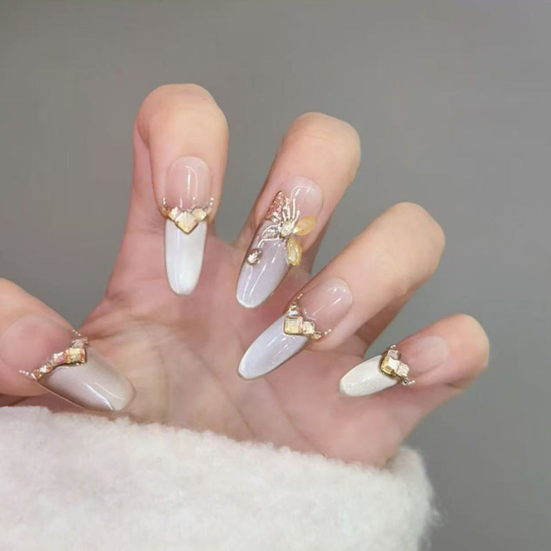 Glamouröse Kunstnägel mit eleganten Golden Details Brehn