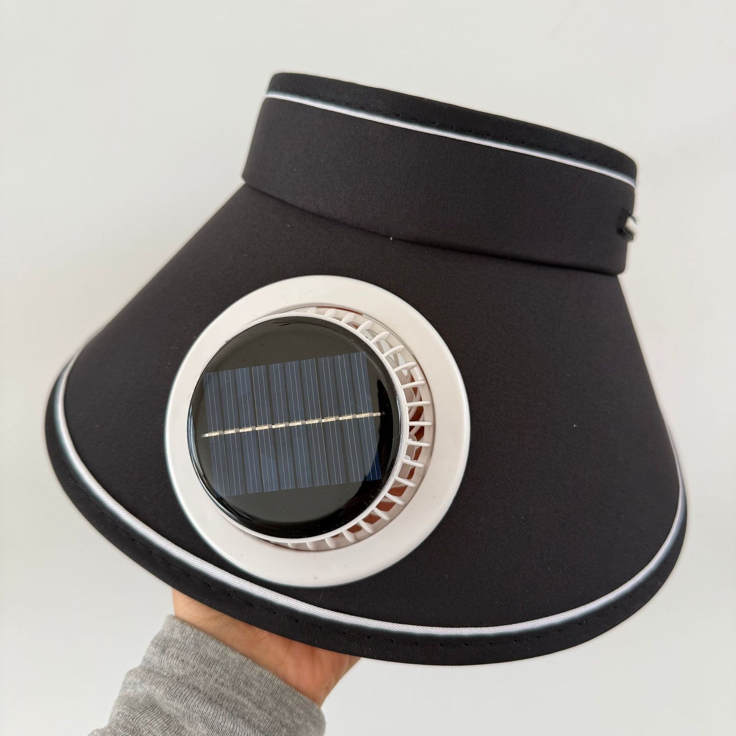 Leichtgewichtiger faltbarer Sonnenschutz mit integriertem Solarmodul und leisem Ventilator Brehn