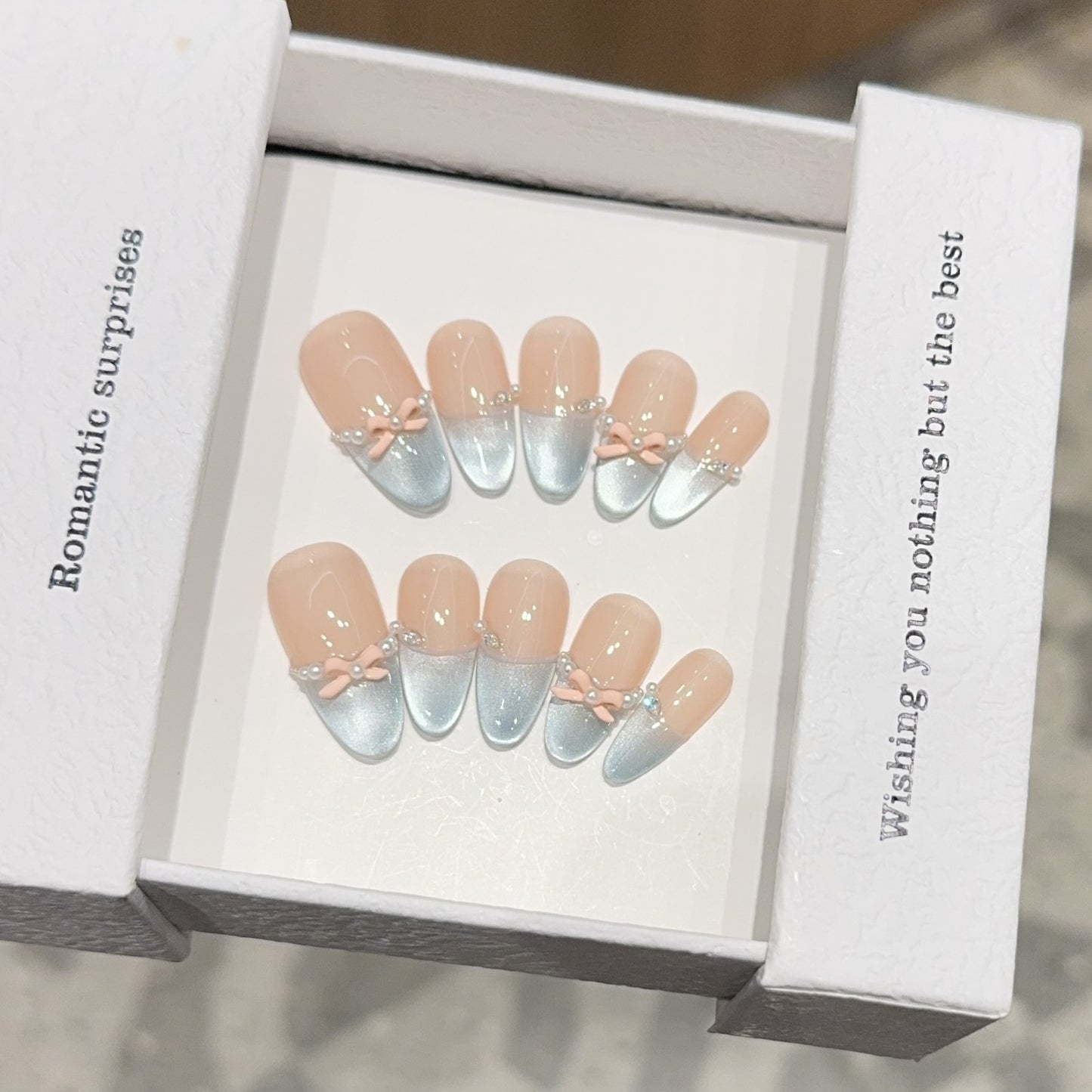 Kunstnagelset mit Romantischen Schleifen- und Glitzerakzenten Brehn