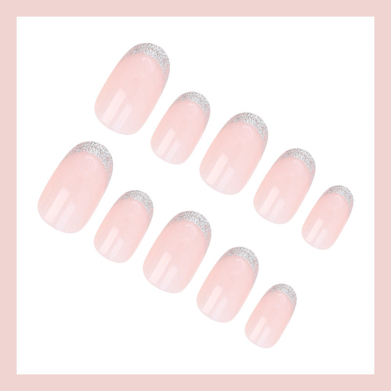 Kunstnagelset mit elegantem French-Tipp und Glitzer-Akzenten Brehn