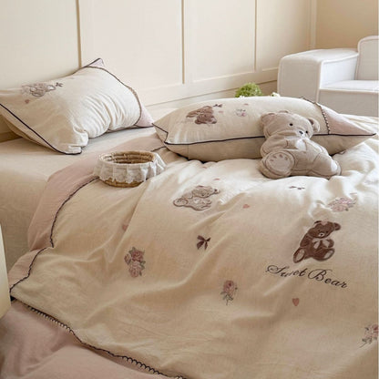 Baumwoll-Bettwäsche-Set mit niedlichen Teddybär-Stickereien und Rüschensaum