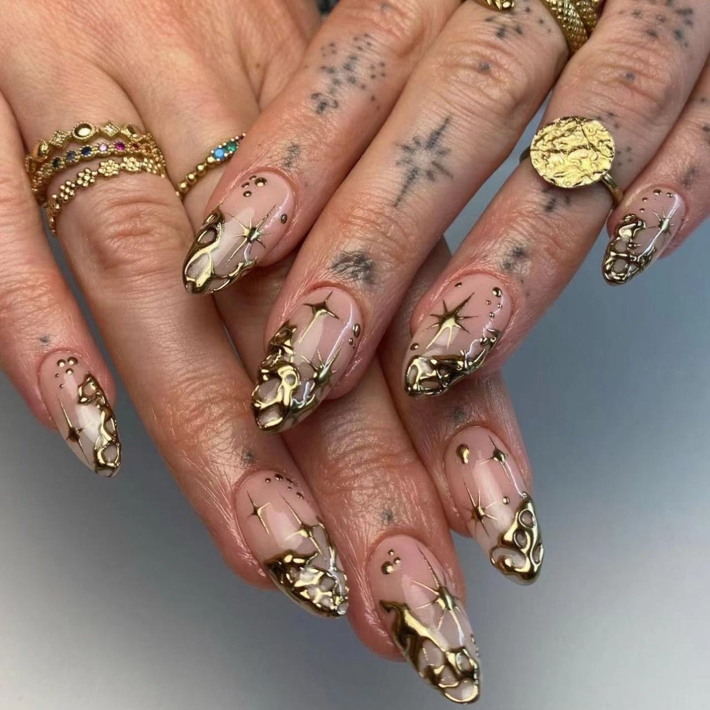 Trendige Kunstnagelspitzen mit luxuriösen Goldakzenten Brehn