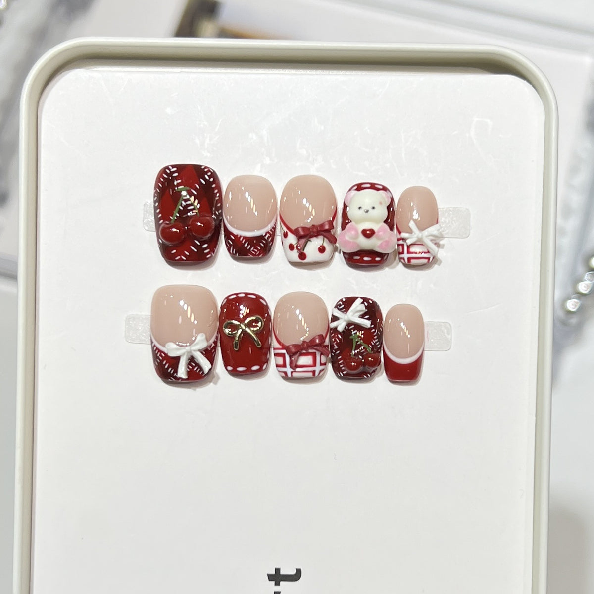 Künstlerisches Press-On-Nagelset mit elegantem floralen Design Brehn