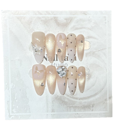 Elegantes Press-On-Nail-Art-Set mit dekorativen floralen Akzenten Brehn