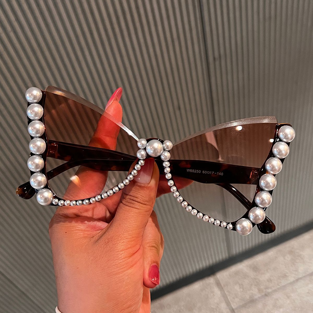 Damen auffällige Sonnenbrille mit Perlenverzierung Brehn