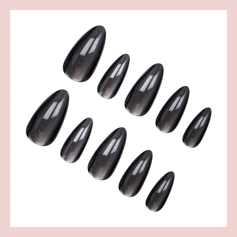 Kunstnagelset mit eleganten spitzen Formen und hochglänzendem Finish Brehn