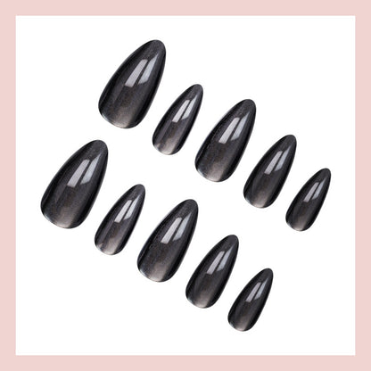 Kunstnagelset mit eleganten spitzen Formen und hochglänzendem Finish Brehn