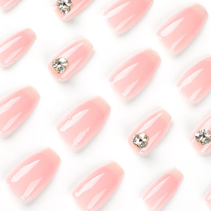 Kunstvolle Nagelverlängerungen mit elegantem French-Tip und Strassverzierungen Brehn