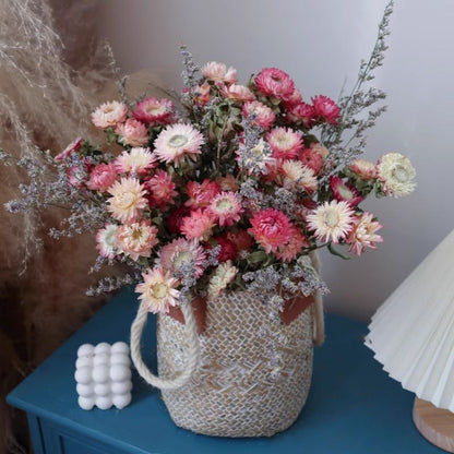Elegantes künstliches Blumenarrangement im geflochtenen Korb