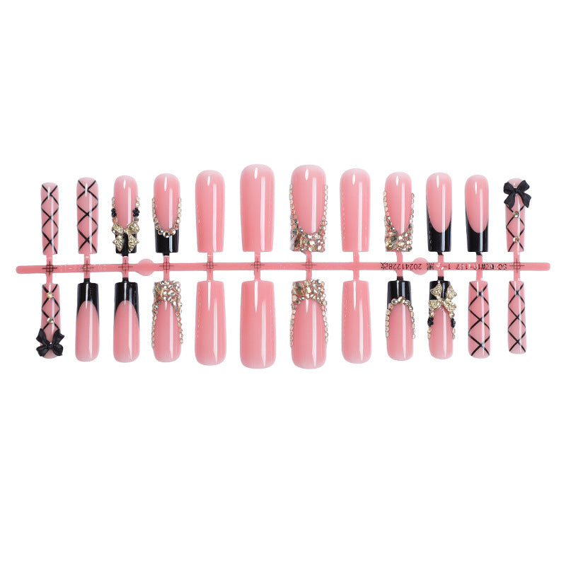 Kunstnagel-Set mit glamourösen Verzierungen und eleganten Akzenten Brehn