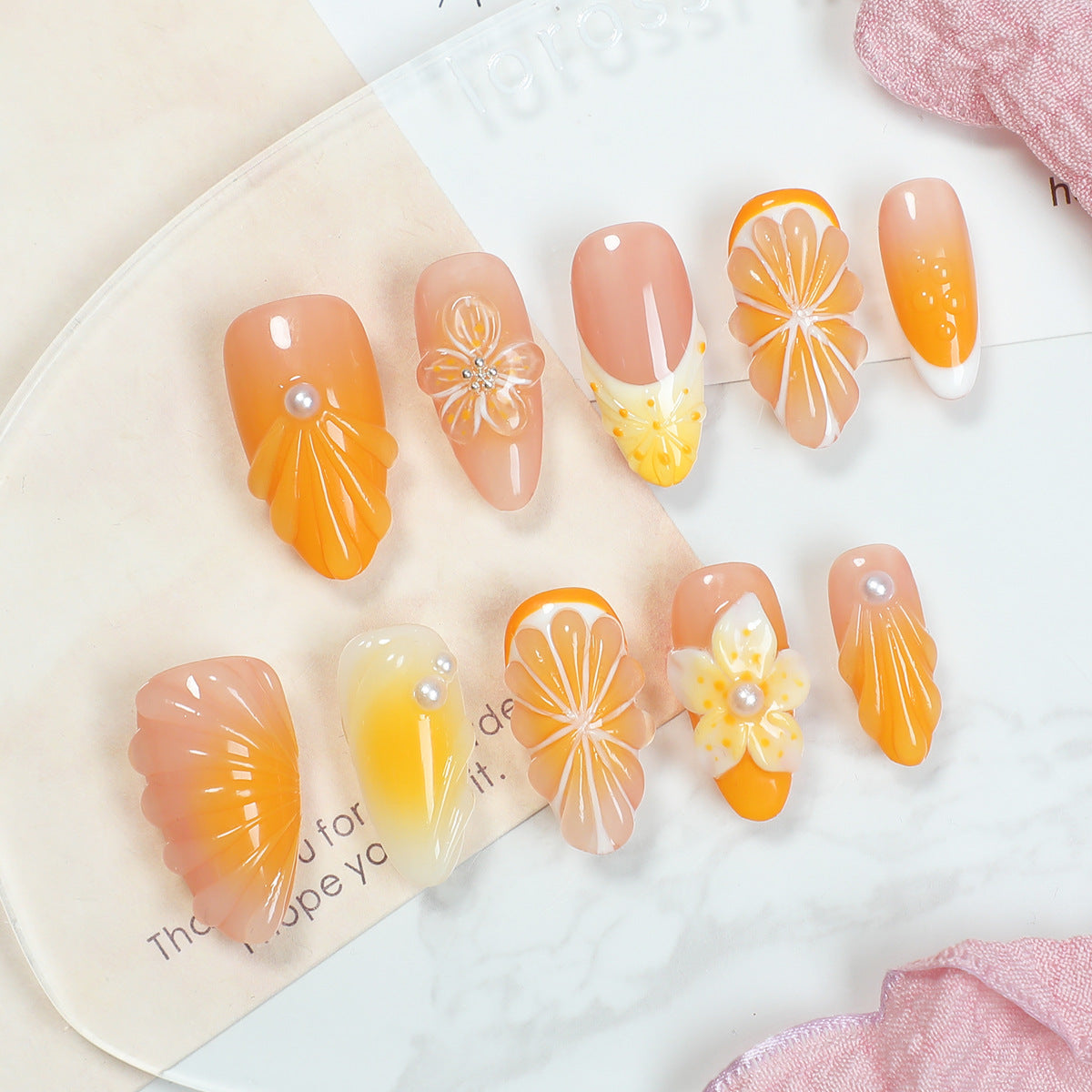 Kreatives Kunstnagelset mit floralen und Glitzerverzierungen Brehn