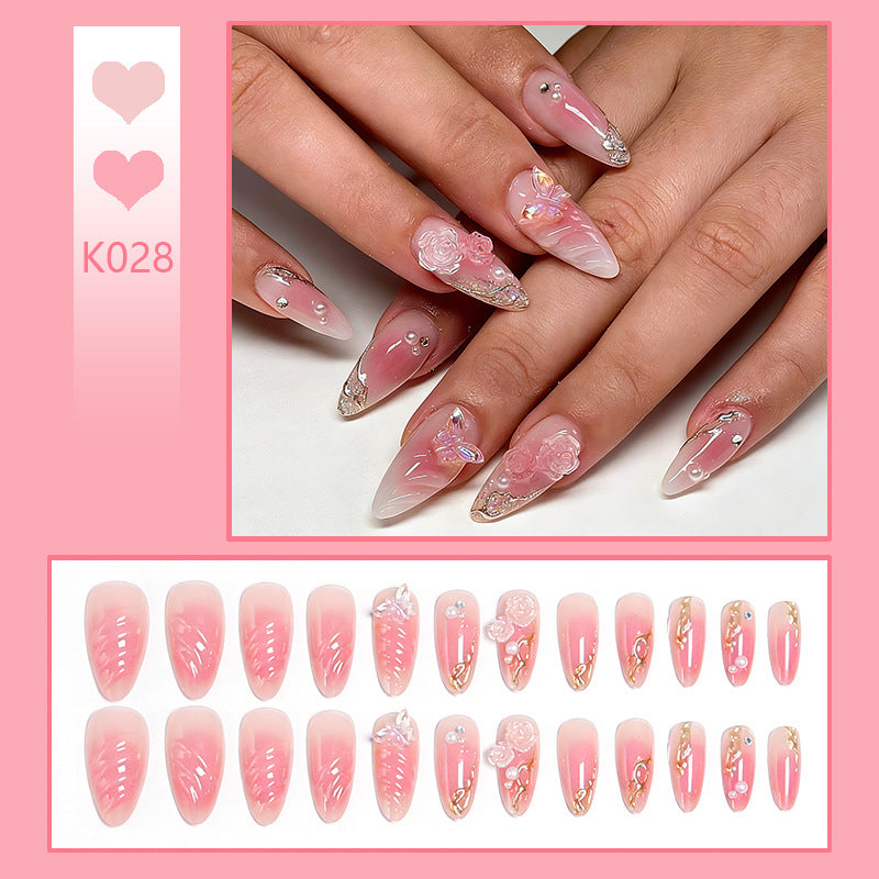 Kunstvolle Nagelspitzen mit romantischem Blütendesign Brehn