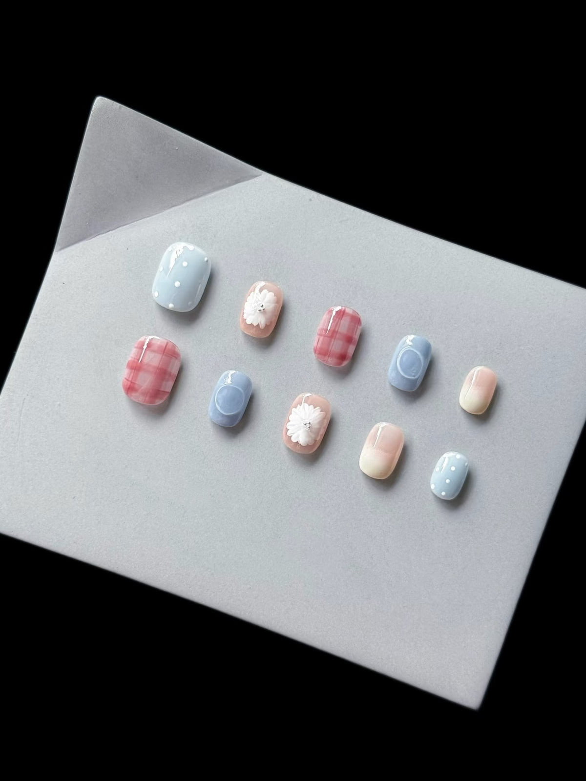Dekoratives Press-On Nagelkunst-Set mit Blumen- und Karomustern