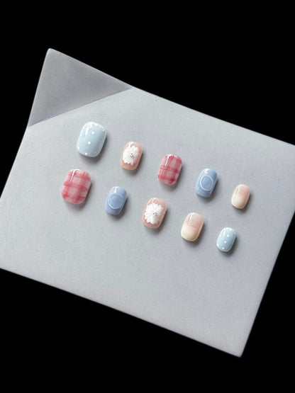 Dekoratives Press-On Nagelkunst-Set mit Blumen- und Karomustern