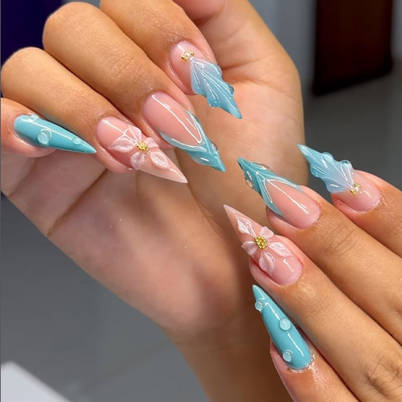 Kreatives Kunstnagelset mit blühenden Akzenten und eleganten Designs Brehn