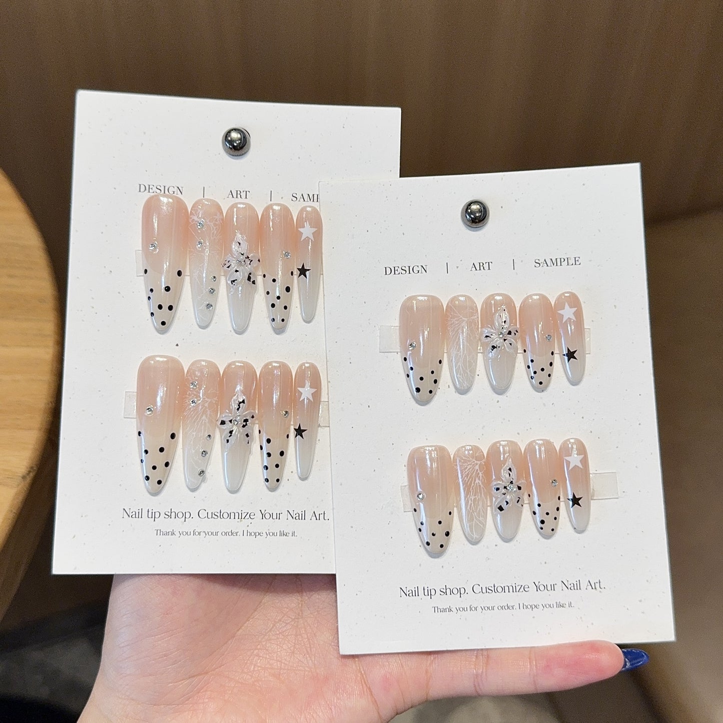 Kunstnägel Set mit Kreativen Designs und Schimmernden Akzenten Brehn