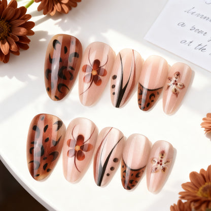 Künstlerische Press-On Nagelkunst Brehn