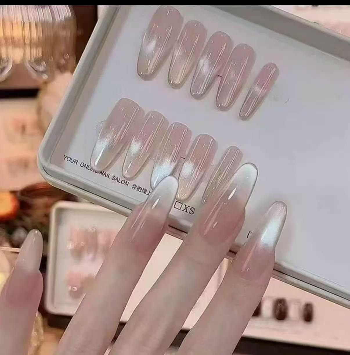 Dekorative mit Strass verzierten Stiletto-Nagelverlängerungen Brehn