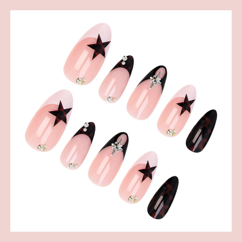 Kunstnagelset mit kreativen Sternenmotiven und Glitzerakzenten Brehn
