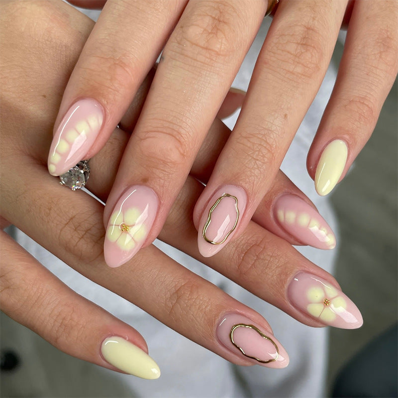 Dekoratives Press-On Nagelset mit floralem und glänzendem Design Brehn