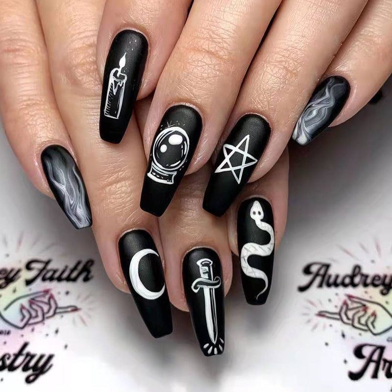 Kunstvolle Nagelkunst mit mystischen Motiven Brehn