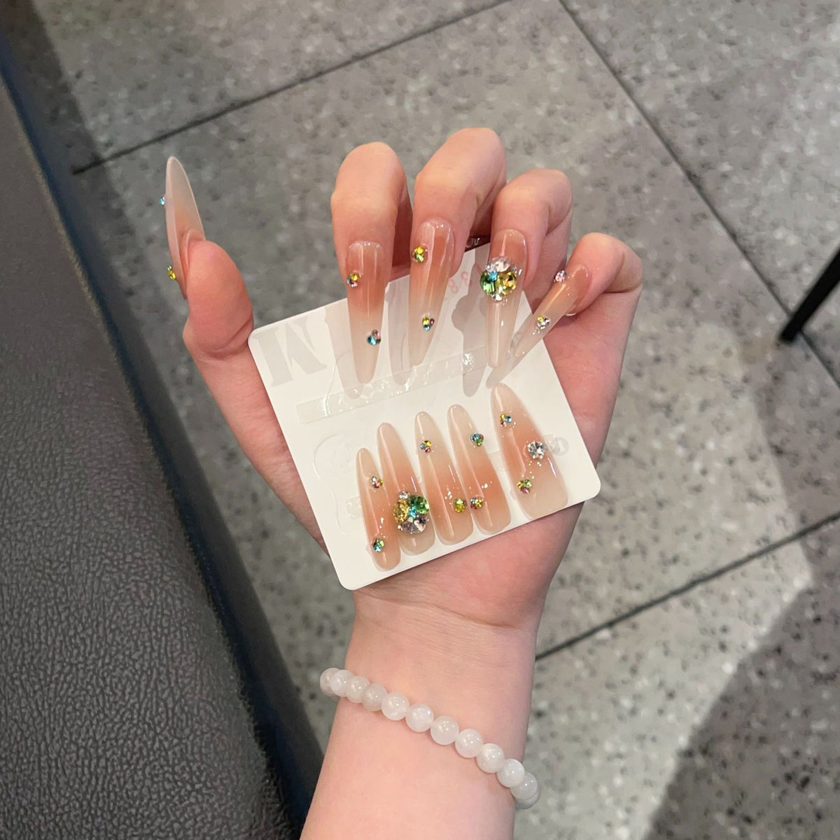 Glamouröse Stiletto Press-On Nagelset mit bunten Schmuckakzenten Brehn