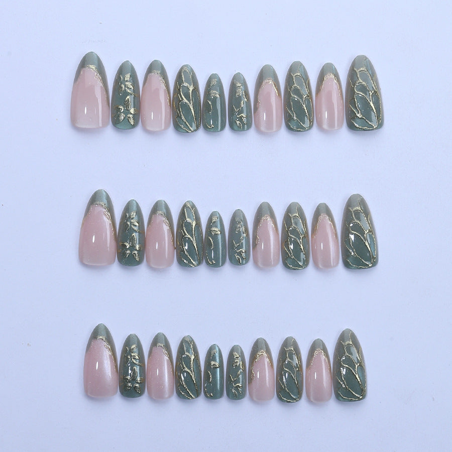 Künstlerisches Nagelkunst-Set mit Gold- und Blattdesign Brehn