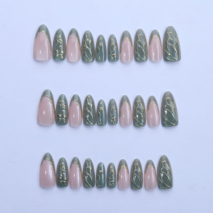 Künstlerisches Nagelkunst-Set mit Gold- und Blattdesign Brehn