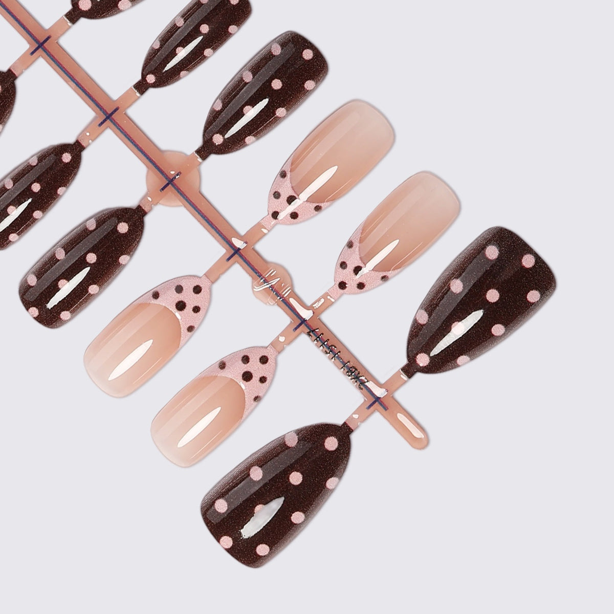Kunstnagelset mit eleganten Zickzack- und Punkten Brehn